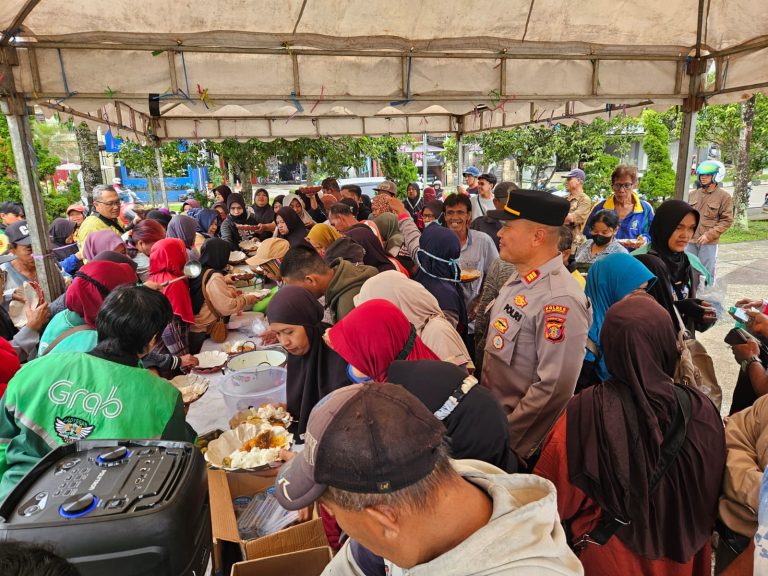 Polri Untuk Masyarakat, Polres Kukar Hadirkan Warung Berkah dan Layanan Kesehatan Gratis