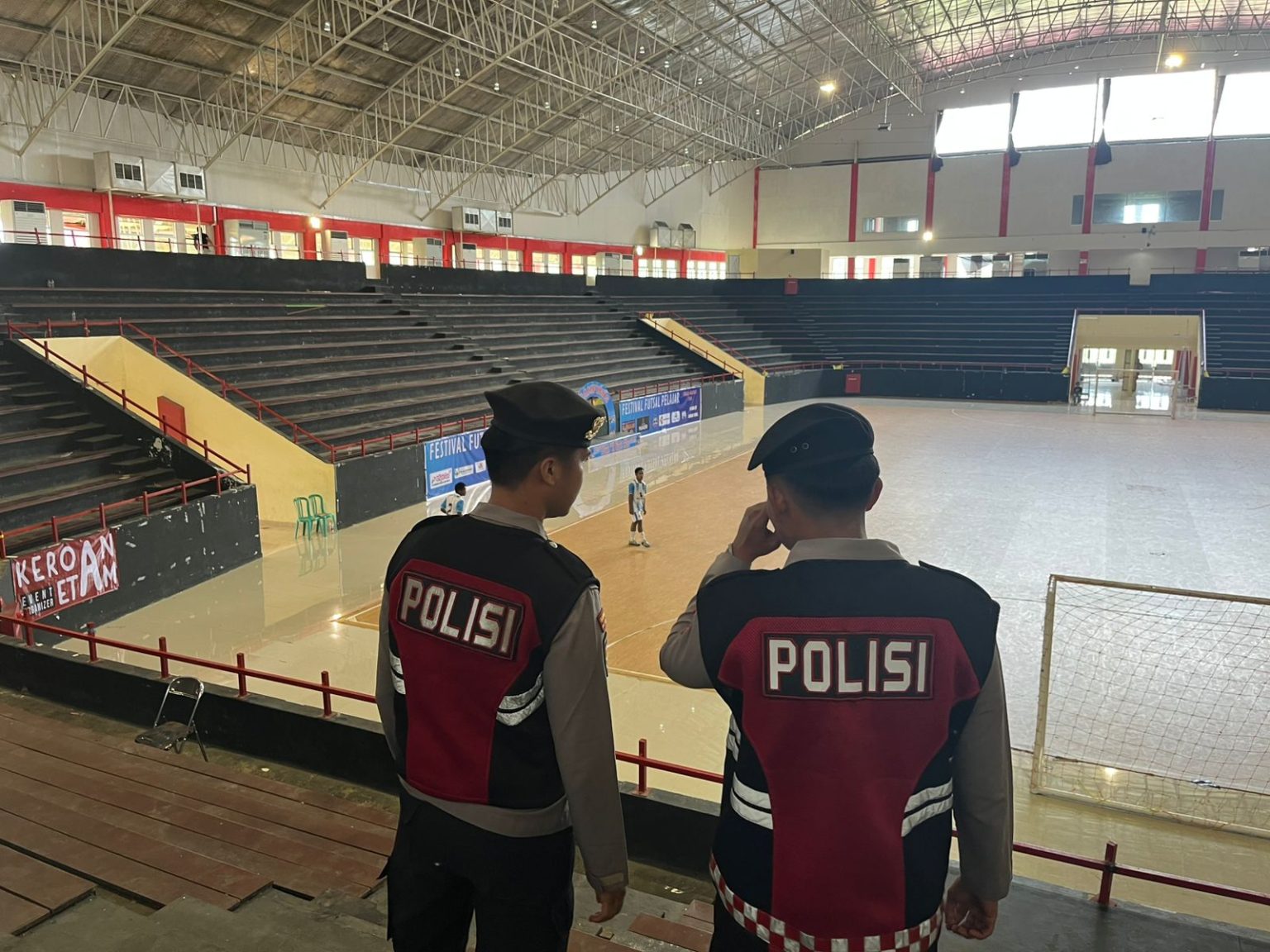Sat Samapta Polres Kutai Barat Pastikan Keamanan Turnamen Futsal di GOR Desnan