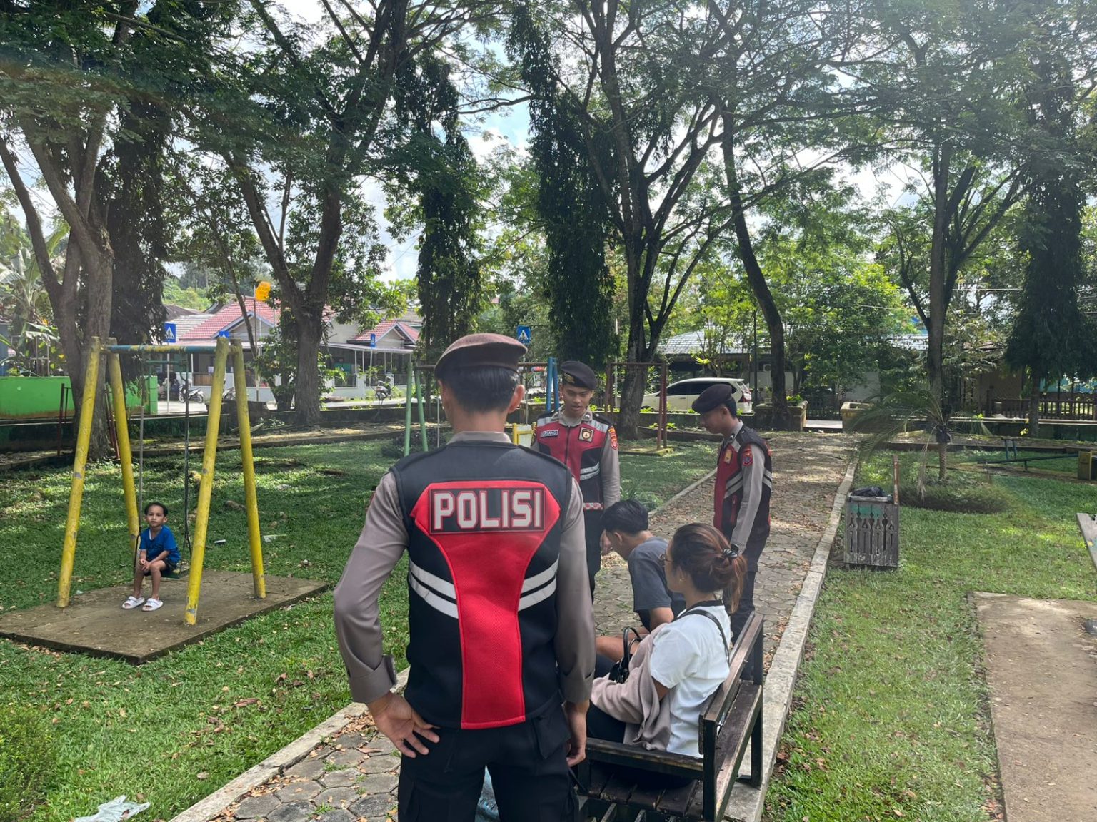 Patroli Curhat Sat Samapta Polres Kukar Sambangi Warga Jalan Mawar, Perkuat Sinergi Jaga Kamtibmas