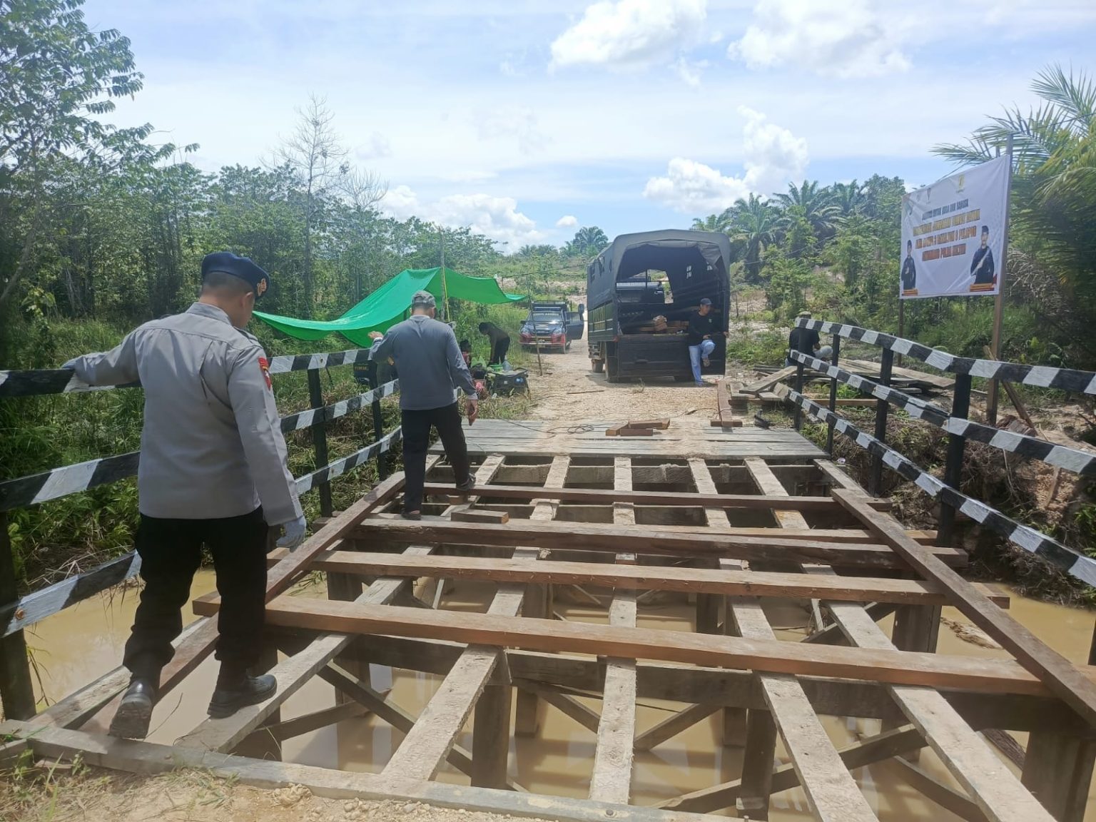 Wujudkan Kelancaran Akses Mobilitas untuk Masyarakat, Sat Brimob Polda Kaltim Hadir di Pelosok Perbaiki Jembatan Desa Tumbit Dayak