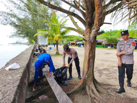 Wujud Dukung Program Indonesia ASRI, Polres PPU Lakukan Aksi Bersih-Bersih Pantai di Nipah-Nipah