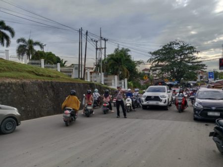 Ciptakan Kamseltibcarlantas, Polres Paser Optimalkan Pengaturan Arus Lalin di Sejumlah Titik pada Pagi Hari