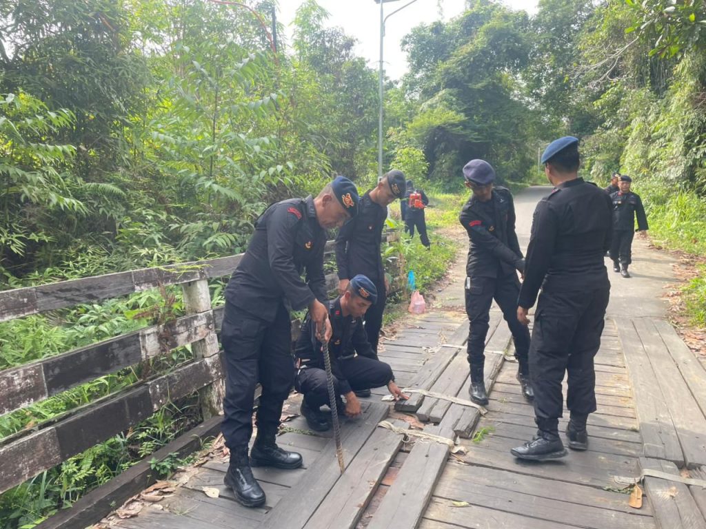 Brimob Polda Kaltim Revitalisasi Jembatan Sungai Lungau, Perkuat Akses Ekonomi Warga Kutai Barat