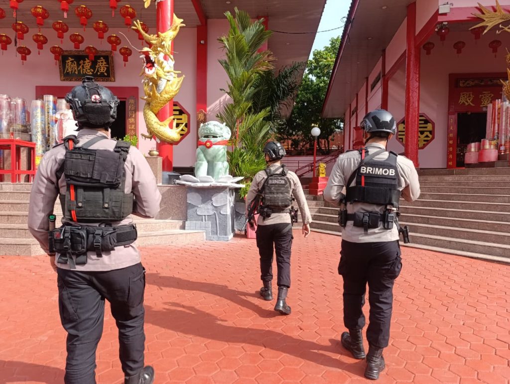 Pastikan Perayaan Imlek Aman, Brimob Kaltim Berikan Pengamanan di Vihara Buddha Manggala Balikpapan