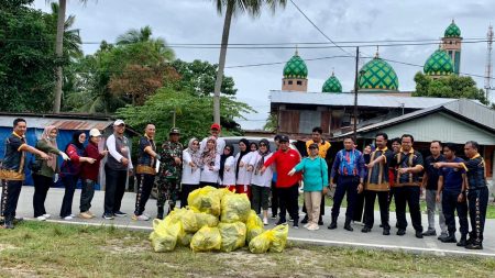 Sinergi TNI-Polri dan Warga, Gotong Royong Massal di Muara Badak Sukseskan Program ASRI