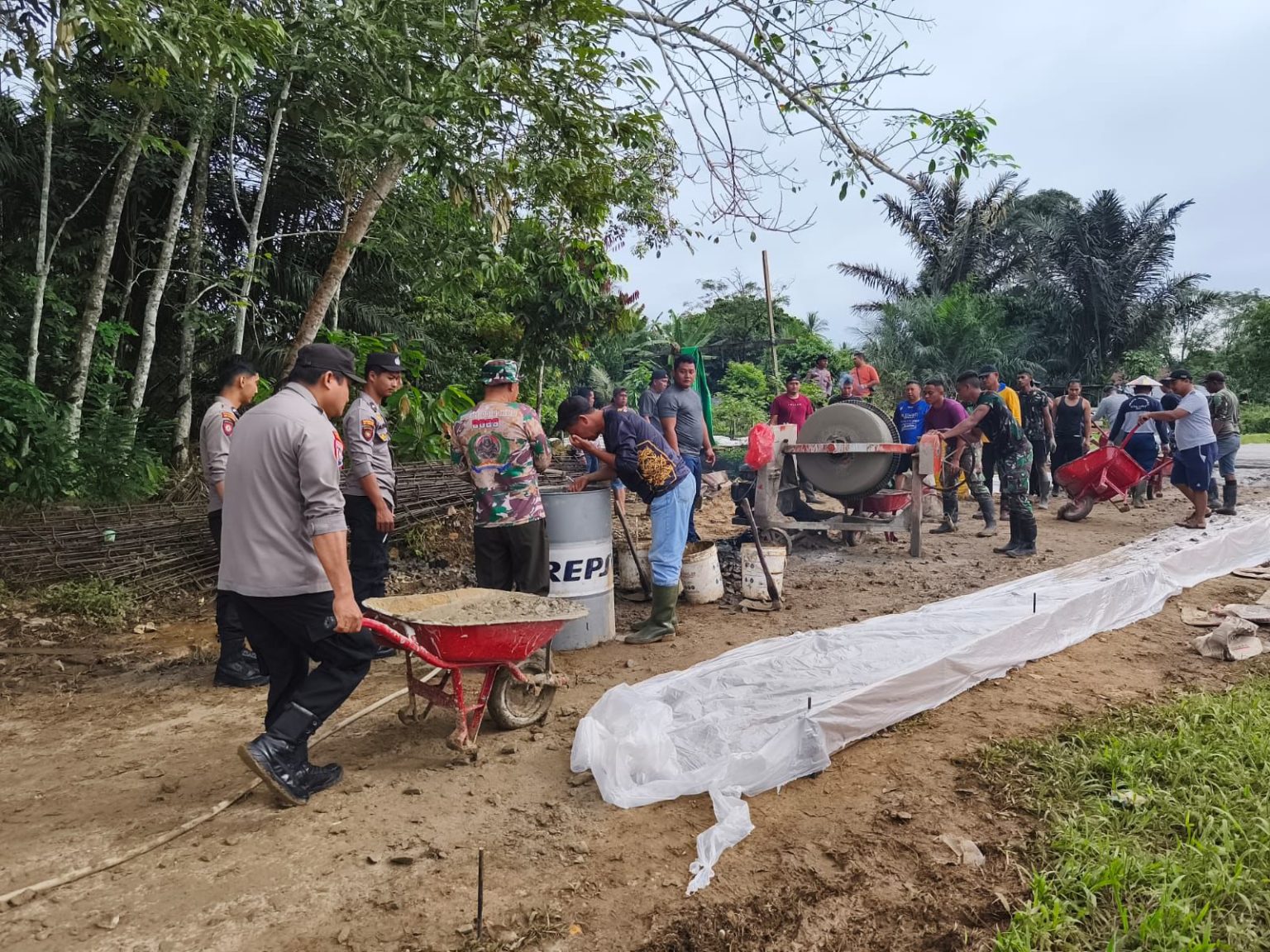 TMMD ke-127 Tahun 2026, TNI–Polri dan Warga Laksanakan Semenisasi Jalan di Kampung Linggang Amer
