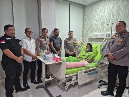 Wujud Kepedulian, Wakapolres Kukar Jenguk Personel Yang Sedang Sakit