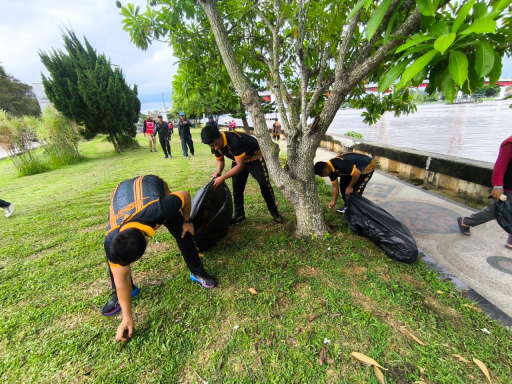 Polsek Tenggarong Turut Sukseskan Kukar Bebersih 2026 di Pulau Kumala