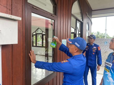 Sambut Ramadhan 1447 H, Personel Ditpolairud Polda Kaltim Bersih-Bersih Mushola CTB di Muara Kaman