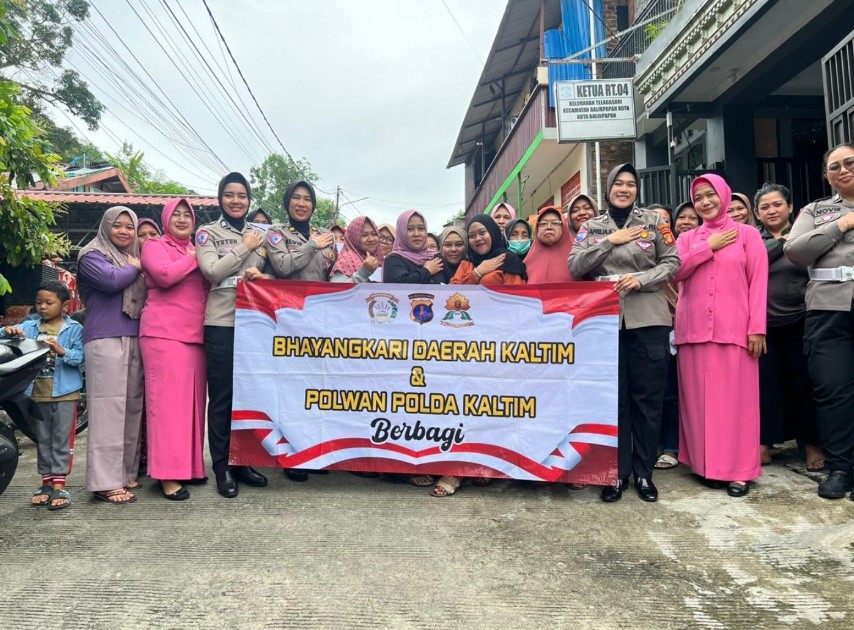 Polwan Dit Lantas Polda Kaltim dan Bhayangkari Berbagi Tali Asih Untuk Warga Telaga Sari Balikpapan