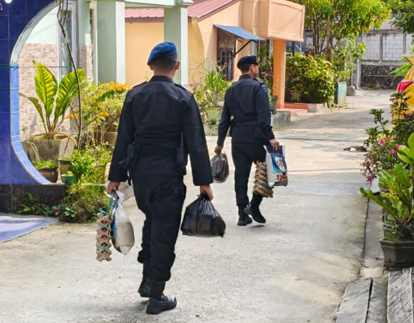 Sat Brimob Polda Kaltim Serentak Salurkan Bantuan Sosial Lewat Program Jumat Berkah