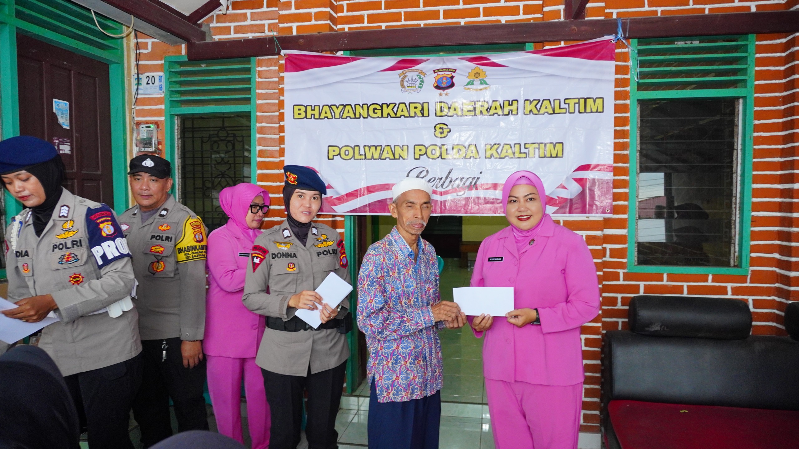 Polwan Satbrimob Polda Kaltim dan Bhayangkari Salurkan Bantuan Sosial di Balikpapan