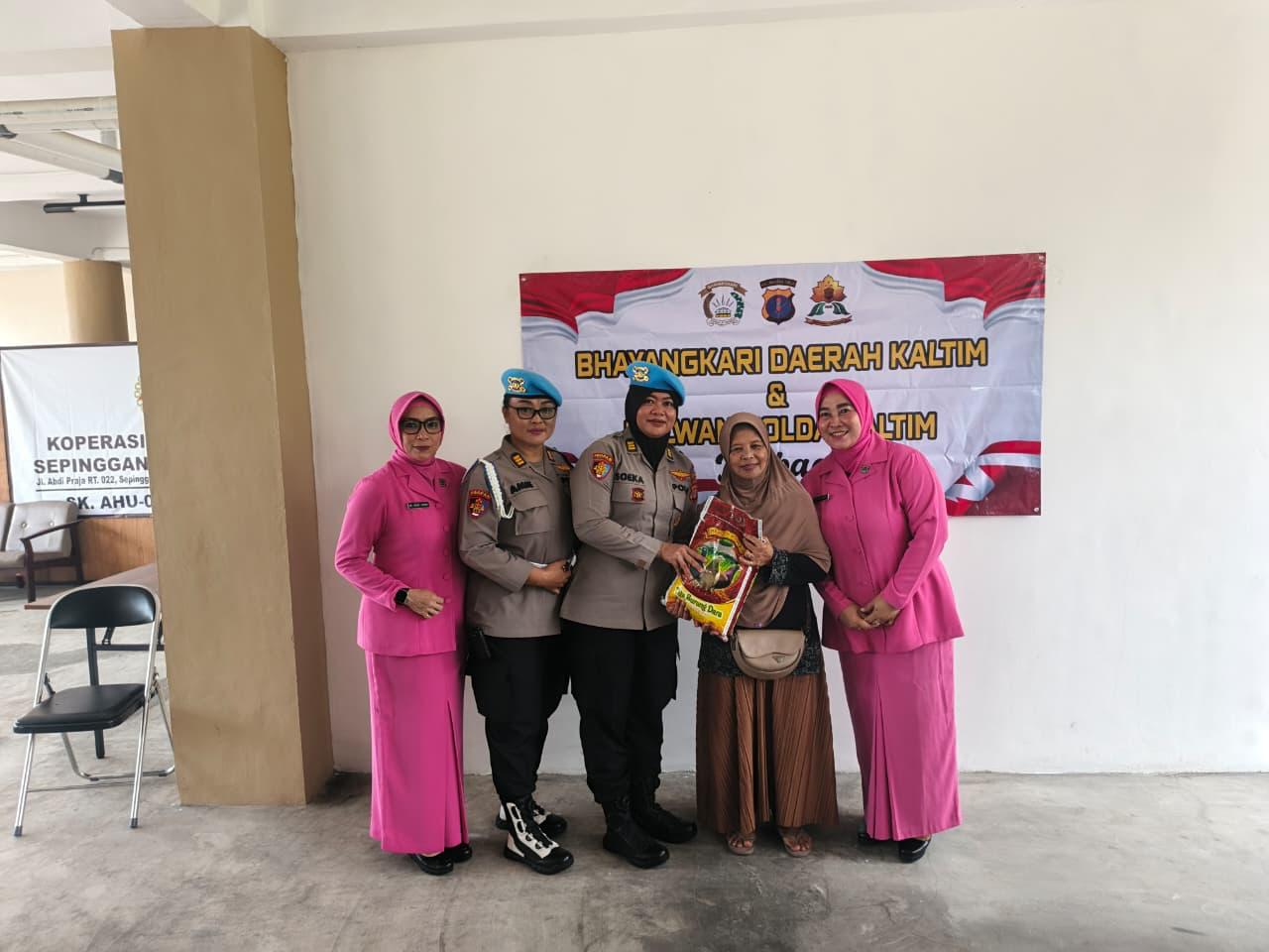 Aksi Sosial Polwan Bid Propam Polda Kaltim Bersama Bhayangkari Bantu Warga Sepinggan Baru
