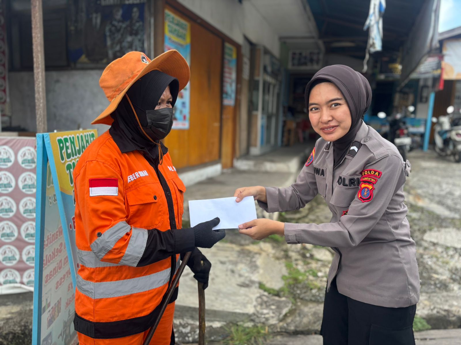 Polwan Polda Kaltim dan Bhayangkari Salurkan Tali Asih untuk Warga Balikpapan Selatan