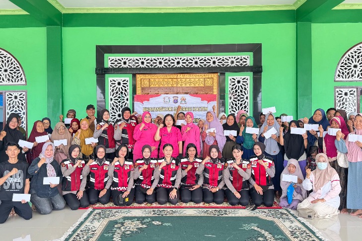 Polwan Polda Kaltim dan Bhayangkari Salurkan Tali Asih untuk Warga Manggar