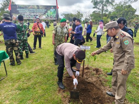 Dukung Penghijauan, Kapolres Kubar Hadiri Penanaman Pohon Serentak Kodam VI/Mulawarman